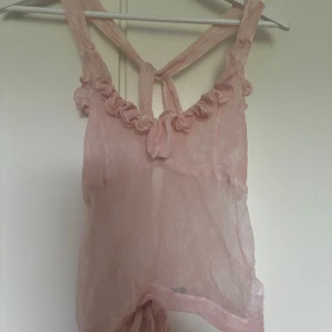 Silkes topp - Ljusrosa silkes topp som knyts jättefint baktill, storlek s 🤍