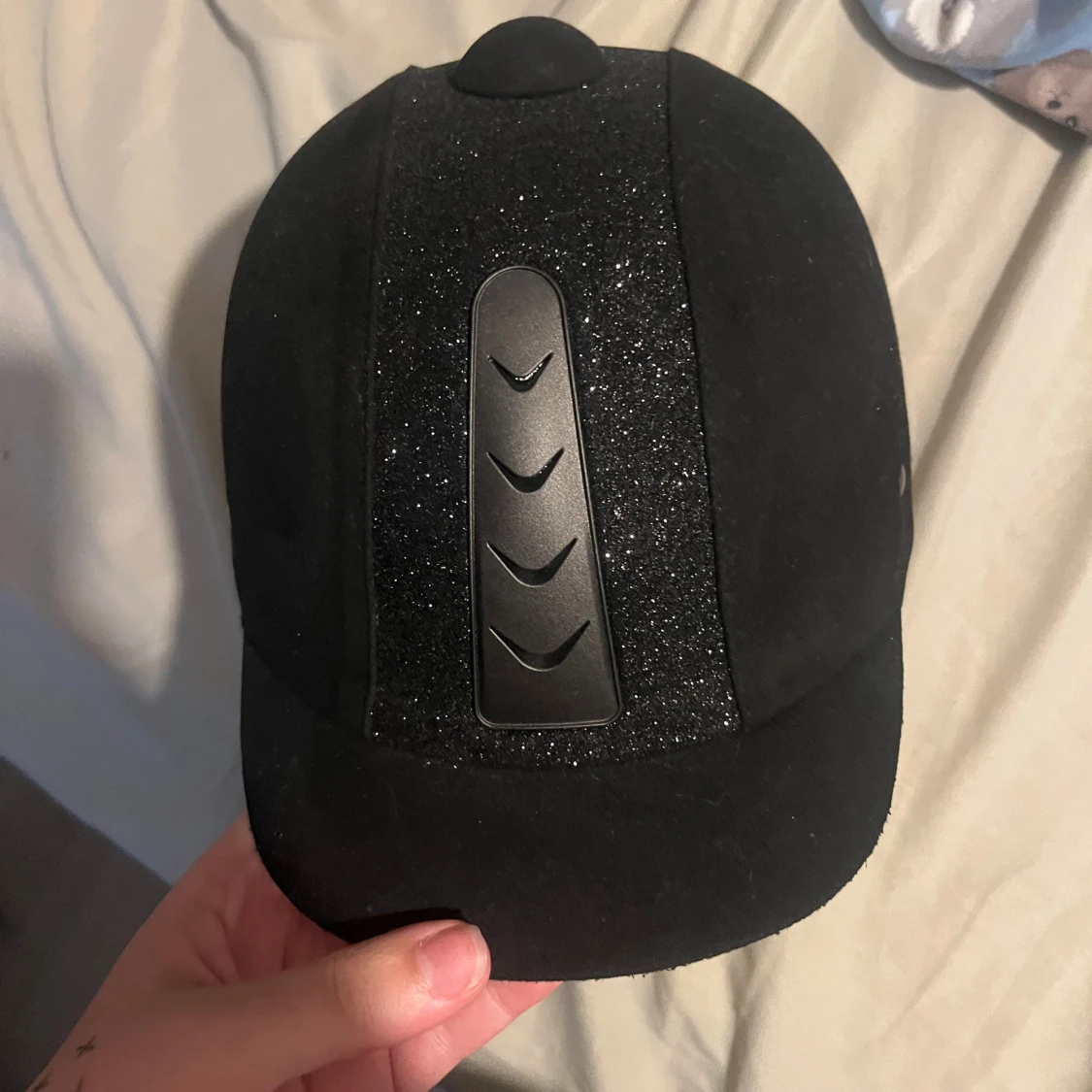 Svart glittrig ridhjälm från Kylin