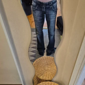 Bootcut jeans från Vero Moda - Snygga bootcut jeans från Vero moda💞💖 38 cm rakt över midjan❤️‍🔥