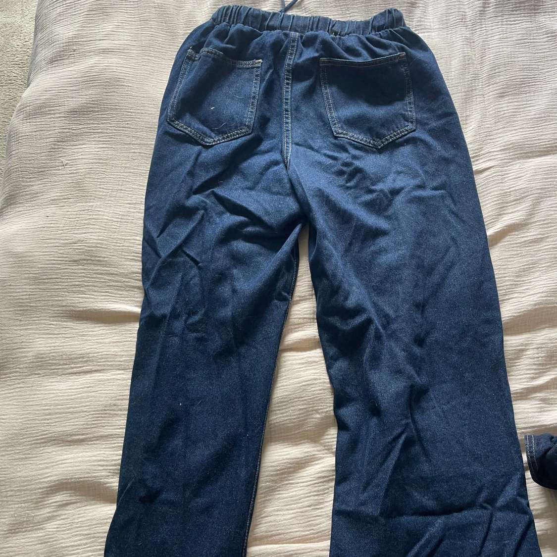 Mörkblå wide jeansbyxor med snörning och en matchande topp - 1