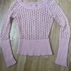 Stickad mohair topp - Supersöt ljusrosa stickad topp. Köpt vintage och har inte märke. Tröjan har lång ärm och en lite bredare rund halsringning. 