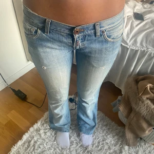 Lowwaist ljusblå bootcut replay jeans - As snygga lågmidjade replay jeans❤️Storlek 27/28 i midjan och 32 i längden