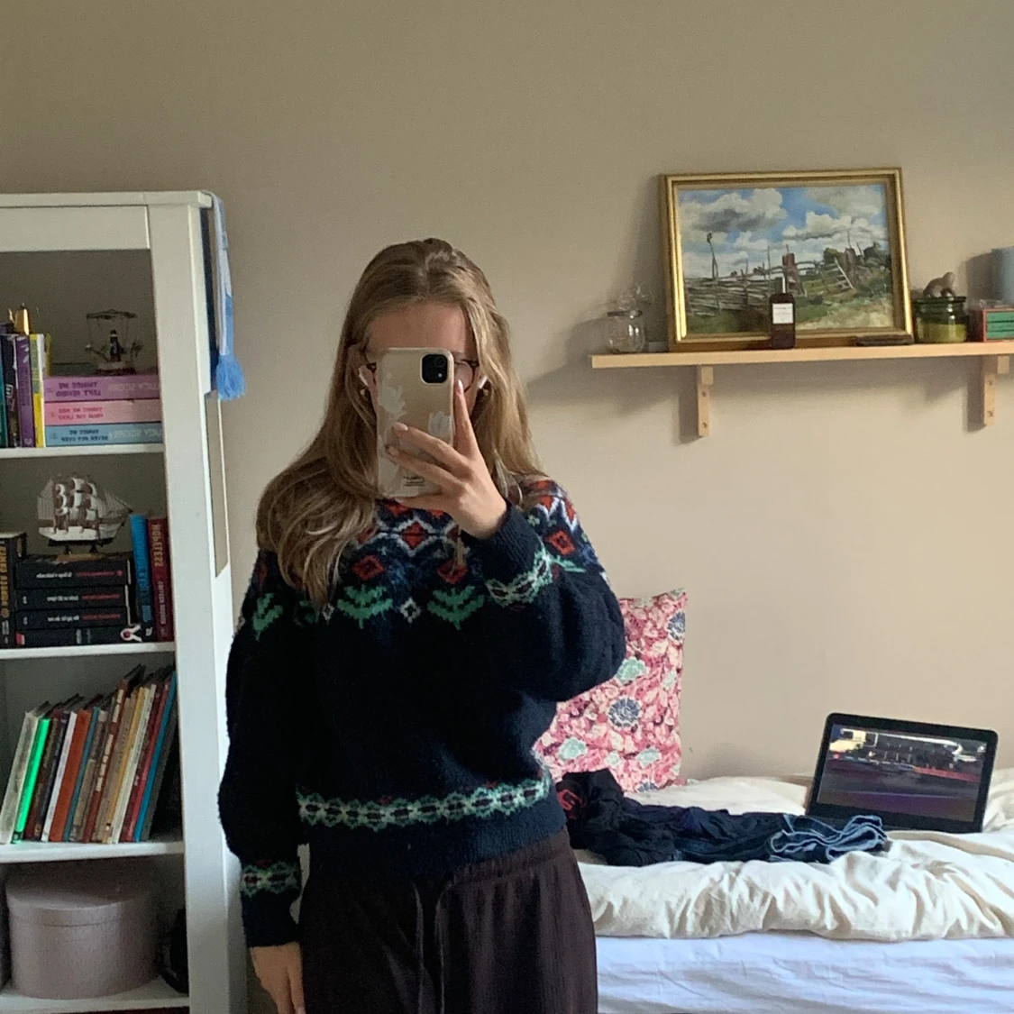 Mörkblå stickad tröja med mönster - 1