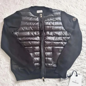 Svart cardigan från Moncler (helt ny) - Säljer vidare min finacardigan jacka som är helt ny, har inte kommit till användning då jag har för många jackor 😇🌸 storlek 1. QR kod inuti jacka finns och garanterar äkthet 💕