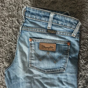 Bootcut jeans lågmidjade  - Snygga ljusblå jeans från Wrangler, lågmidjade och bootcut.