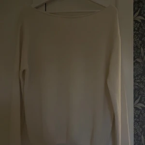 super söt boatneck sweater! 💗 - säljer denna så söta boatneck sweatern från subdued! Aldrig använd och är i storlek One size! skriv för frågor eller bättre bilder på 💗nypris ungefär 600 därför är priset 350 kr 💗