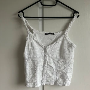 Vit spetsig linnetopp från Zara - Supersöt vit linnetopp från Zara