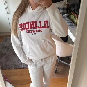 Vit Illinois hoodie med röd text - Supermysig oversized hoodie med röd text. Perfekt oversized (jag är 1.71) 