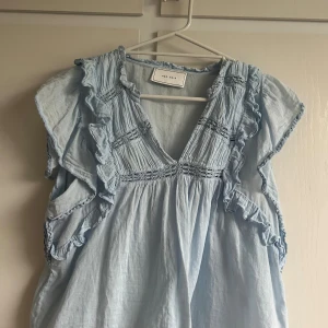 Ljusblå blus med volang från Neo Noir - Cute