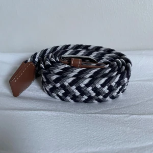 Grisch bälte - Säljer nu ett av mina bälten då jag har för många! | Väldigt bra skick och väldigt bekvämt. | Svart/grå färg. | Släng iväg en signal vid funderingar så svarar jag snabbt. |