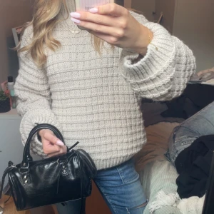 Beige stickad tröja från hm - Supermysig beige stickad tröja med breda, långa ärmar