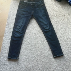 Replay Hyperflex Anbass Jeans - Snygga blå jeans från Replay. Det är i bra skick och inga defekter på dem. 