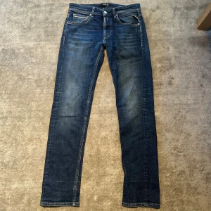 Mörkblå Replay jeans straight fit - Snygga mörkblå jeans från Replay.                                   Använda fåtal gånger.                                                                Storlek 28 32.                                                                        Köpta för 1100 kr