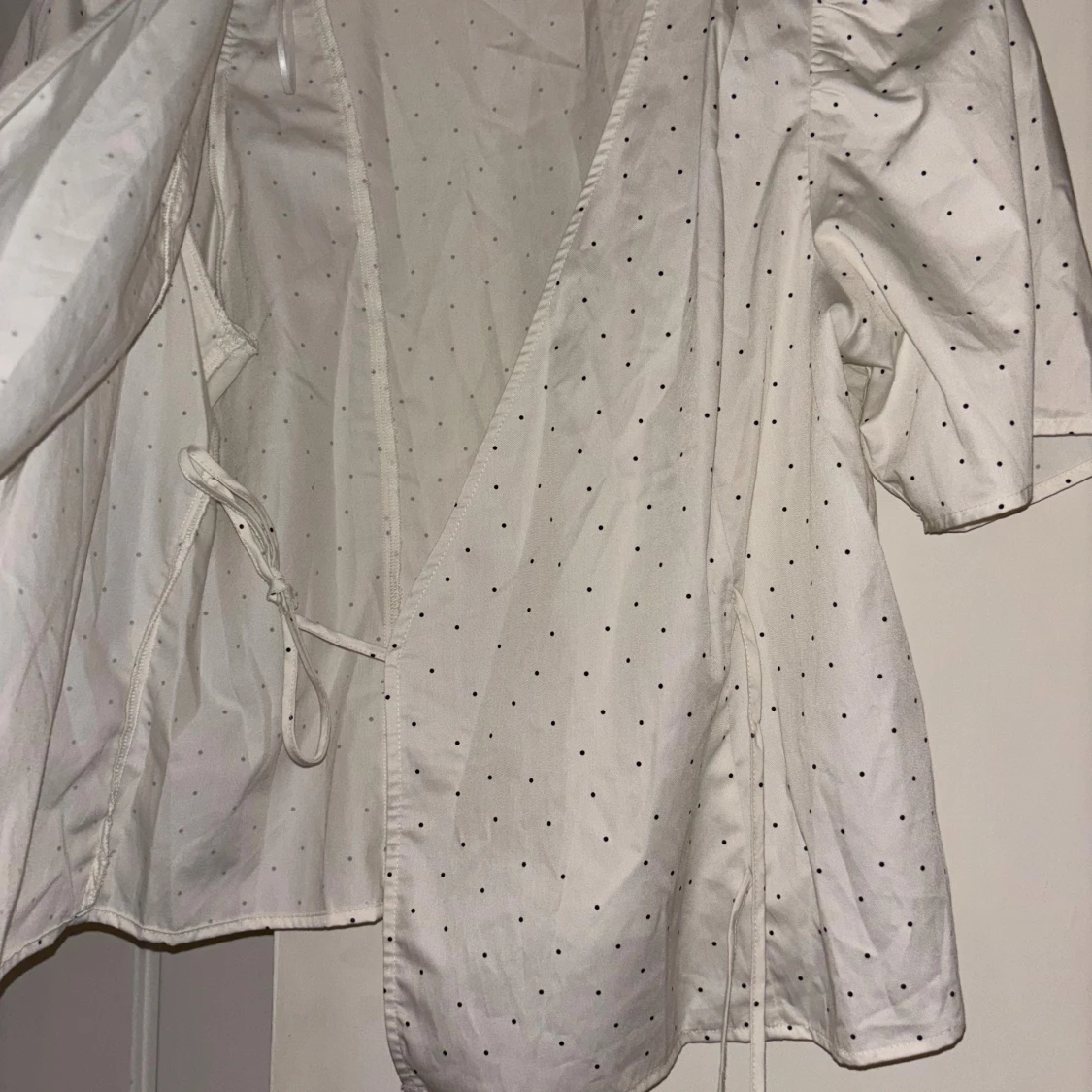 Vit omlottblus med prickigt mönster - 3