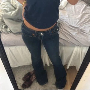 True Religion Joey Low Rise Flare jeans - Säljer ett par mörkblå True Religion Joey jeans med låg midja!!! Skit snygga perfekt till hösten💕💕🍁🍁🍁🍂🍂