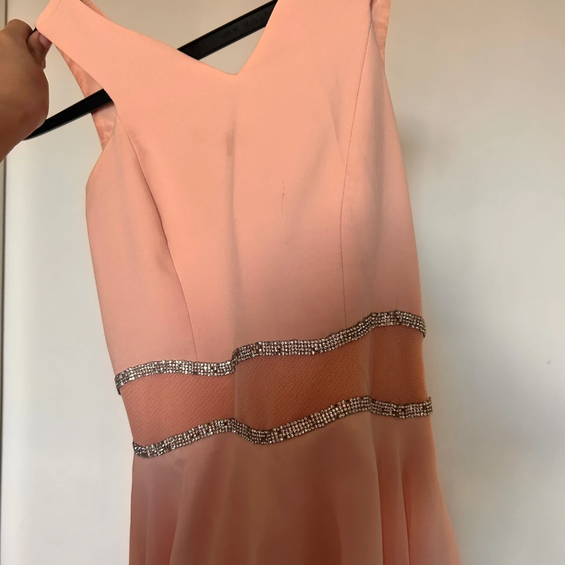Ljusrosa klänning med glittriga detaljer