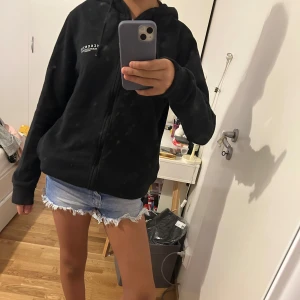 Meckenzie kofta - En jätte fin Meckenzie kofta som jag säljer eftersom den inte kommer till användning längre jag tror att den är i storlek M priset går alltid att dueksetera 💕