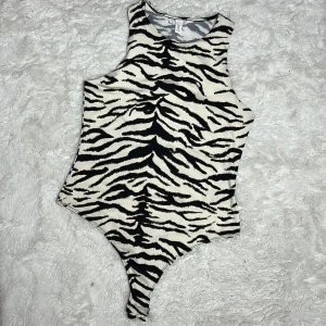 Zebra body h&m slutsåld  - Populär body från h&m i zebramönster. Storlek M. Köp sker via köp nu, jag postar inom 24h. Kvar tills markerad såld 