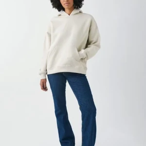 Beige hoodie med luva - Snygg beige hoodie i med luva och känguruficka framtill. Tröjan har långa ärmar och ribbade muddar vid ärmslut och nederkant. Perfekt för en chill och avslappnad stil.