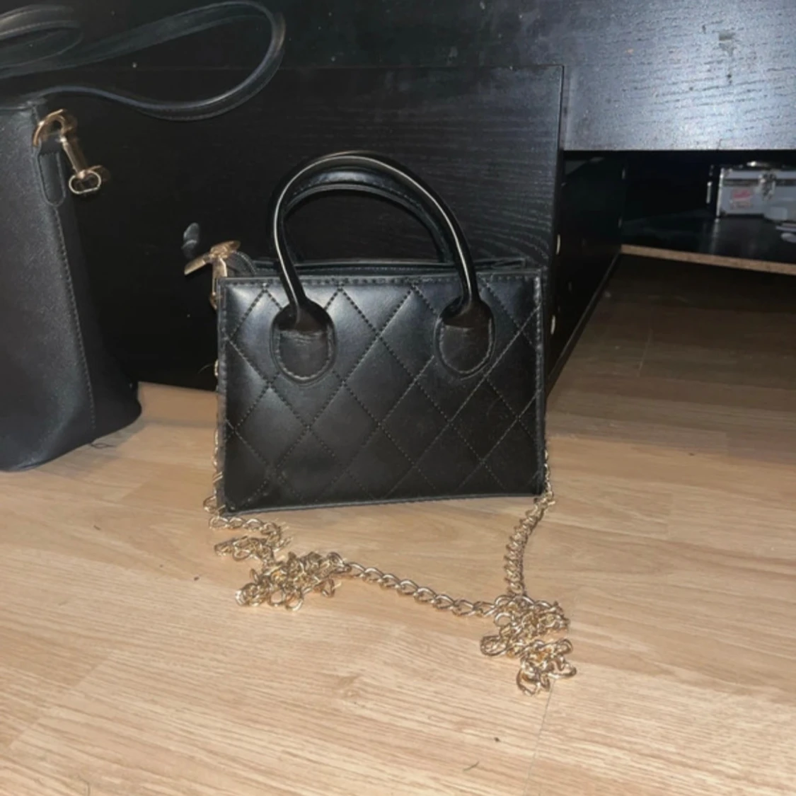 Svart quiltad handväska med kedja