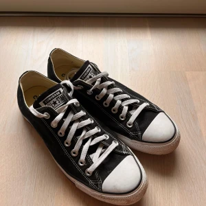 Svarta Converse all stars strl 42.5 - Klassisk converse chucks i canvas. Strl 42.5. Ingen kartong!