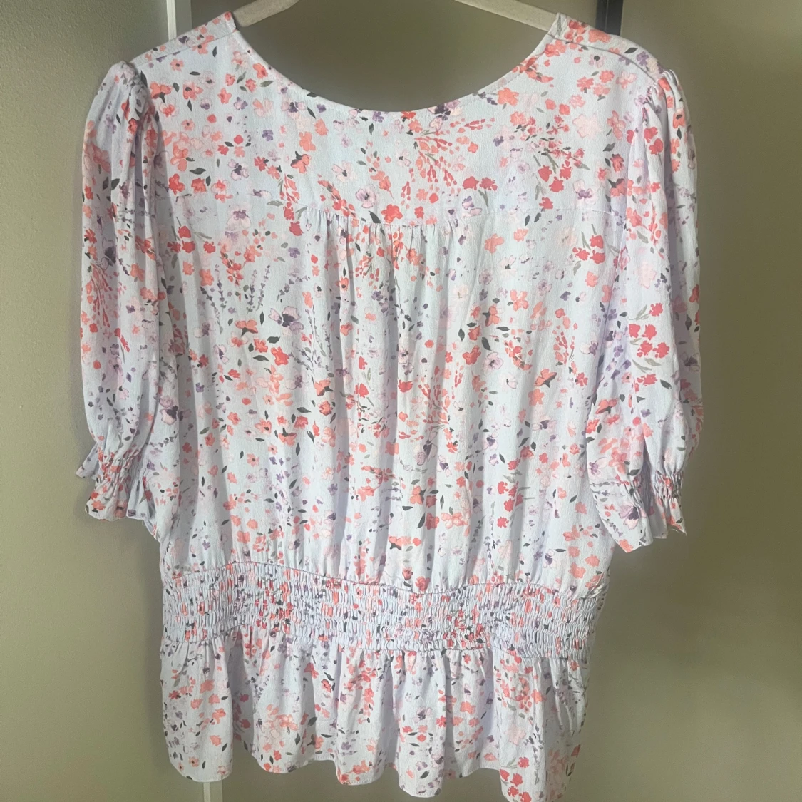 Gullig blommig blus - 1