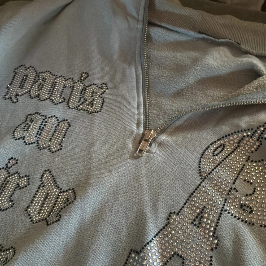 Ljusgrå half zip hoodie med strass - 2