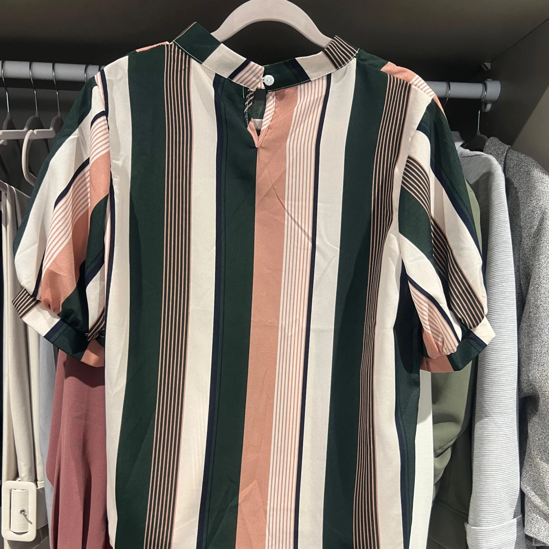 Randig blus med ståkrage - 1