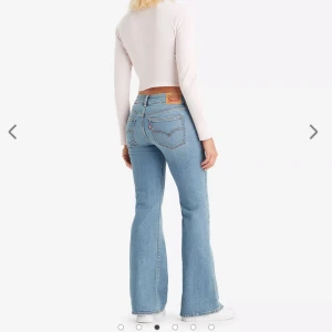 Levi's Superlow Flare - Snygga blå Levi's jeans med flare passform. Jeansen har låg midja, raka ben som blir vidare nedtill och är tillverkade i mjukt denim. De är stretchiga och är i storlek W25 L32. Passar mig perfekt i längden som är 163 cm. Nypris 949:-