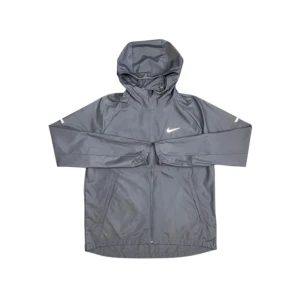 Nike Miller - Snygg grå vindjacka från Nike Running med huva och dragkedja hela vägen. Jackan har diskret Nike-logga på bröstet och smart snörning i huvan. Perfekt för löprundor eller chill dagar ute. Lätt och smidig design med två sidofickor.