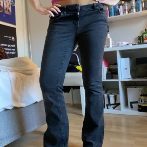 Svarta mid/low jeans  - Super snygga mid/low waisted jeans. Säljer de jag tycker de är lite för stora och de kommer då inte till nån användning❤️
