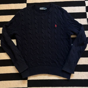 Ralph Lauren Kabelstickad - Säljer nu min fina Kabelstickaded tröja från Ralph Lauren. Tröjan är i topp skick då den inte riktigt kommit till användning. Nypriset på denna är runt 2499kr. Skick 9/10. Hör av er vid frågor o funderingar:)