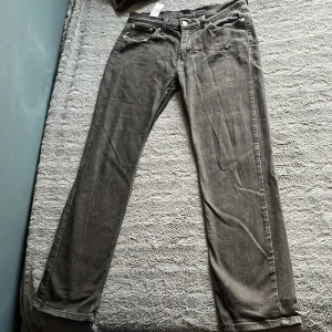 Svarta Levi's 514 - Säljer ett par svarta Levi's 514 jeans med klassisk straight fit. Jeansen har fem fickor, silverfärgade nitar och knapp, samt normal midja. Materialet är robust denim i bomull. Perfekta för en clean och avslappnad look. Jeansen är sparsamt använda då de blev försmå för mig tätt inpå köp. Därav finns knappa tecken på användning. Nypris ca 1099:-  mitt pris 349: