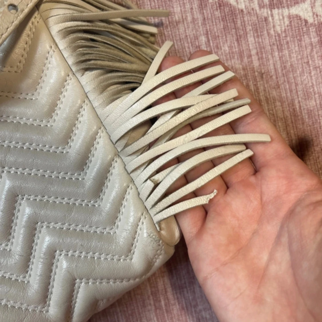 Vit axelväska med fransar från Maje - 3