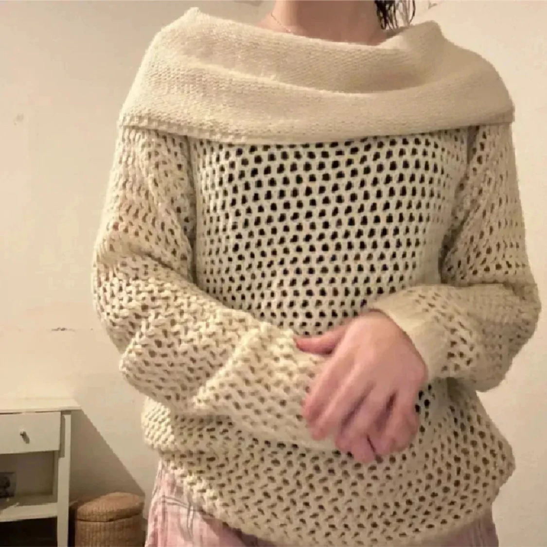Beige stickad offshoulder-tröja