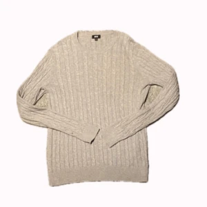Uniqlo tröja - Kabelstickad tröja från uniqlo, slim fit och perfekt att ha tex skjorta under, även perfekt till vinter/höst, pris kan alltid diskuteras hör av dig vid frågor!