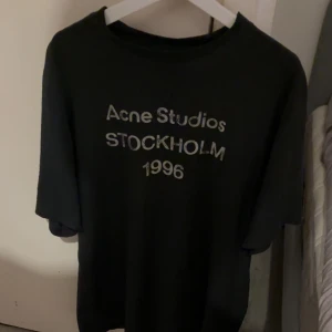 Acne studios T-shirt  - Bra skick passar s och m 