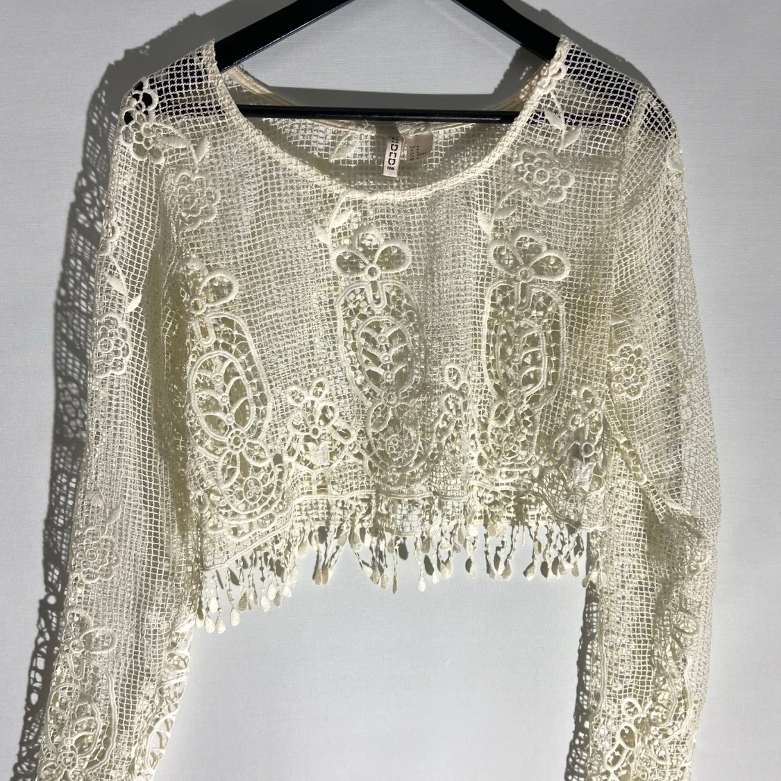 Cremvit spetsig croppad blus med fransar - 3