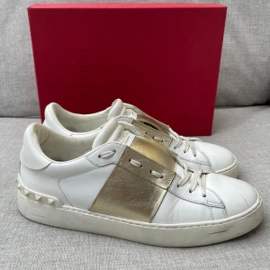 Valentino skor  - Hej! Säljer nu dessa sjukt snygga valentino skor. Skorna är i fint skick! Har begränsat antal boxar och dustbag. Hör av dig vid frågor 