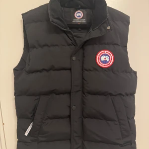 Svart dunväst från Canada Goose - Säljer en svart väst från Canada Goose eftersom jag ej använder den längre. Använt bara ett få tal gånger. Pris 800 kan diskuteras vid snabb affär 