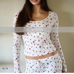 Vit tröja - Säljer denna tröja då då den inte kommer till använd. Tröjan är SLUTSÅLD på hemsidan❤️🤍