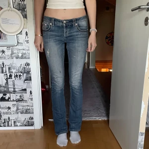 Miss me jeans - Säljer min snygga miss me jeans med skosnöre så man kan justera midjan innerbens längd - 81cm yttre längd - 103cm midje mått - 36cm skriv vid frågor❤️
