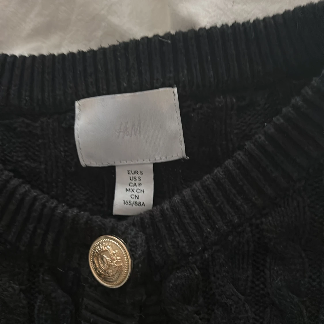 Svart stickad kofta från H&M med guldknappar - 2