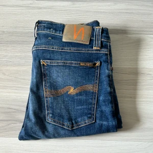 Mörkblå nudie jeans - Mörkblå nudie jeans | modell - high kai | Skick 9/10 - mycket bra | inga defekter | nypris - 1600kr | Storlek - W31/L34 | hör av er vid frågor eller funderingar 🙌