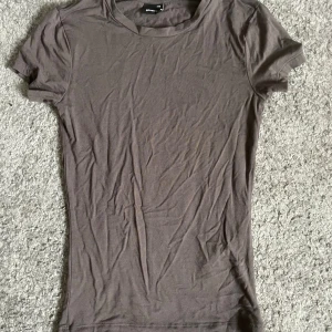 Tight brun T-shirt från Gina tricot - Super söt men basic T-shirt från Gina i stretchiga material, matchar med allt!