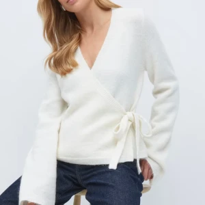 Knyt topp från Gina - Säljer min knyt topp från gina som har använts väldigt få gånger och är i mycket bra skick!! Storlek M men skulle säga att de passar xs-s med beror på hur man vill att den ska sitta