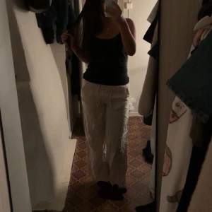 Beiga linnebyxor från Stories - Säljer ett par beiga linnebyxor från Stories i storlek XS. Byxorna har resår i midjan och är raka i modellen med avslappnad passform. Om intresse finns kan visas mer bilder för se passformen♥️