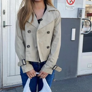 Beige trenchcoat - Fint skick, inga hål eller fläckar. Nypris 699 men har utgått ur sortimentet 