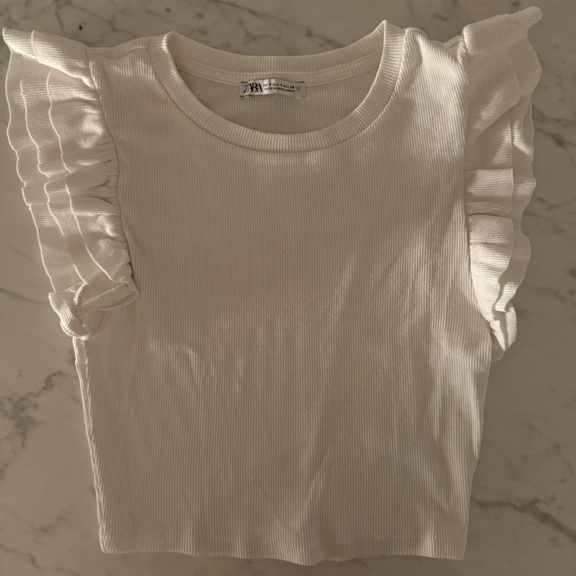 Vit ribbad topp med volangärmar Zara