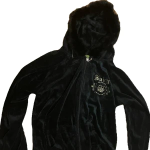 Juicy Couture fur hoodie - Svart kofta från Juicy Couture med huva och fluffig kant. Den är XL, men skulle säga att den sitter som en L